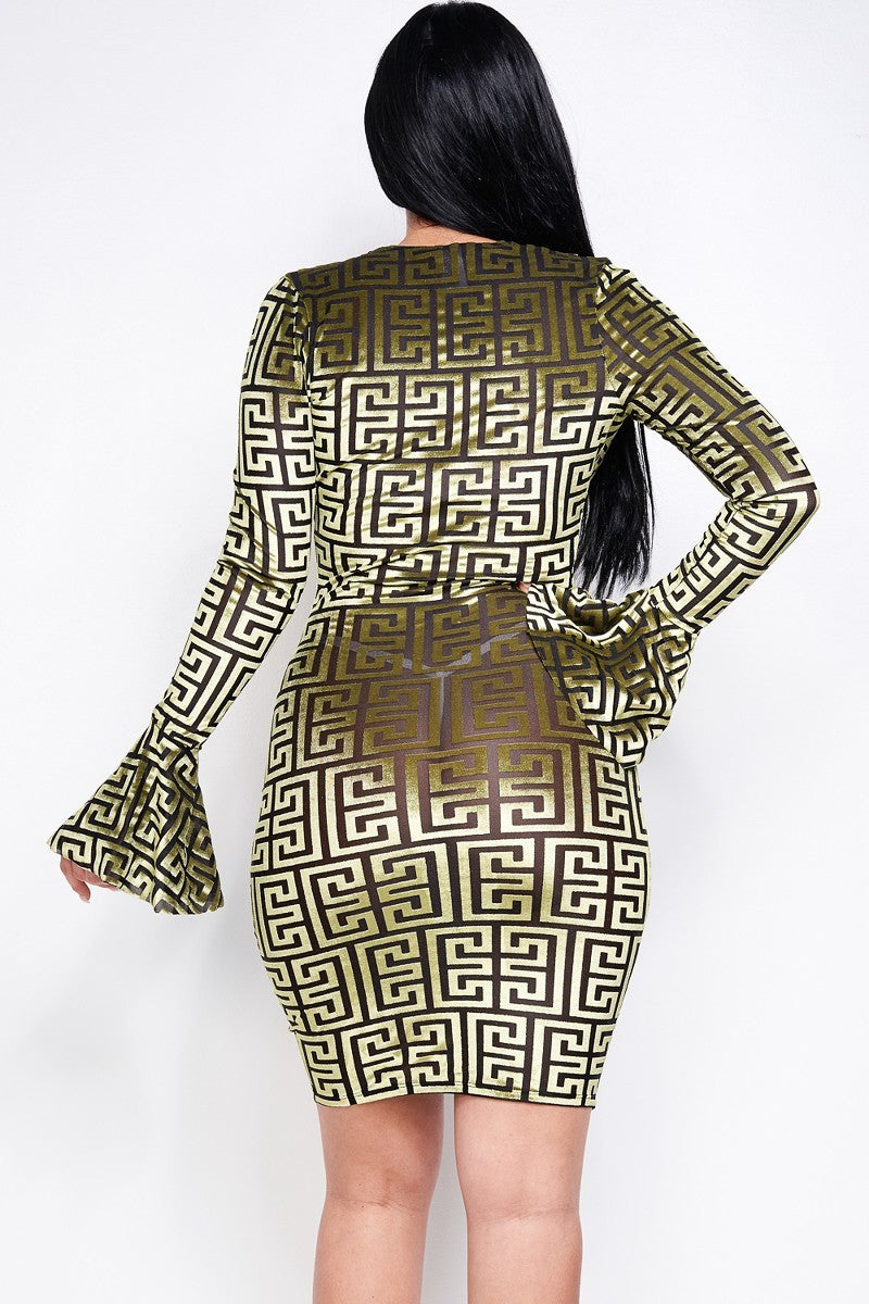 Vestido de terciopelo desgastado con escote en V y mangas acampanadas