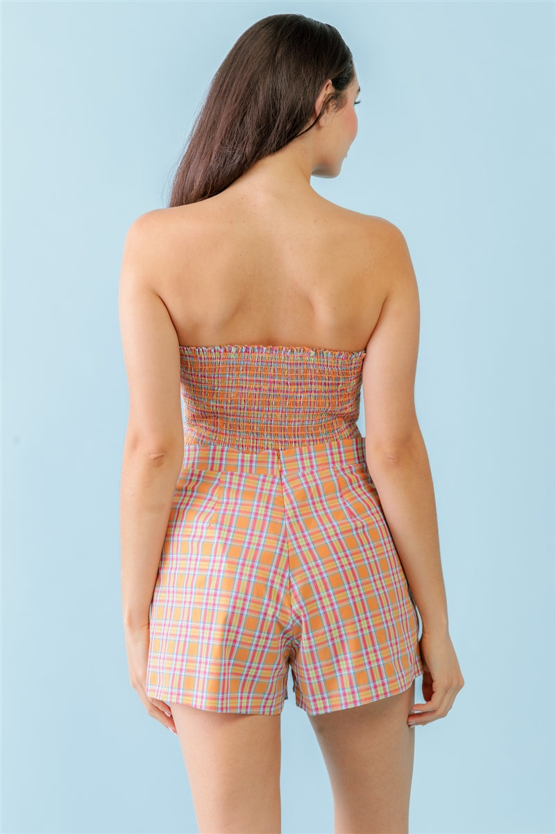 Conjunto de top corto sin tirantes de algodón con estampado a cuadros naranja y aguamarina y pantalones cortos de cintura alta con dos bolsillos