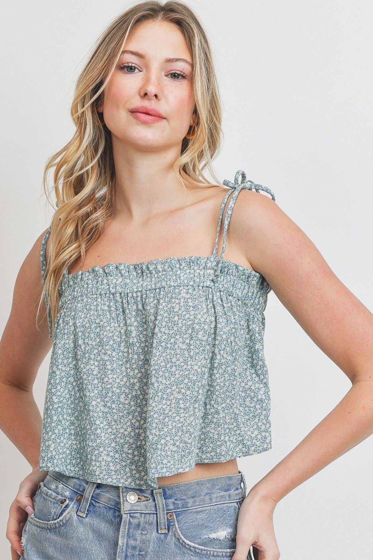 Top corto con tirantes y abertura elástica con estampado floral