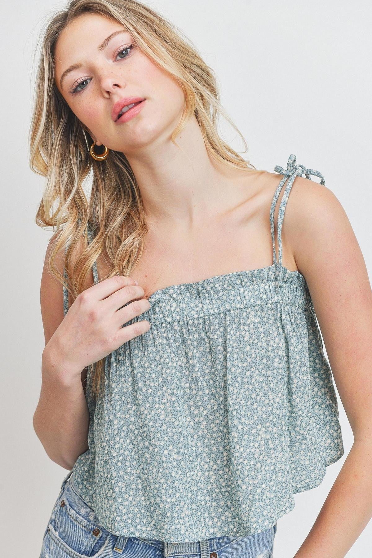 Top corto con tirantes y abertura elástica con estampado floral