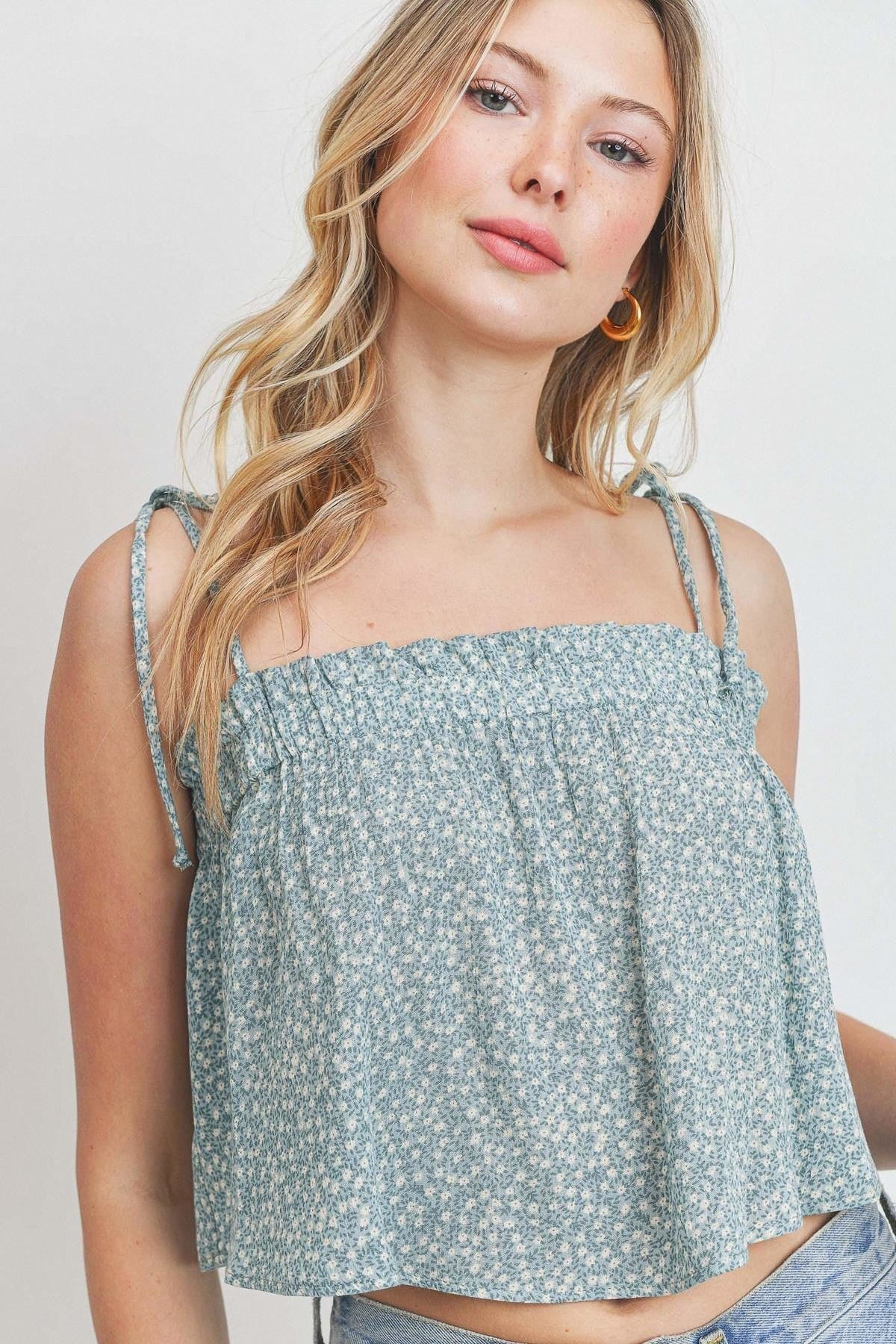 Top corto con tirantes y abertura elástica con estampado floral