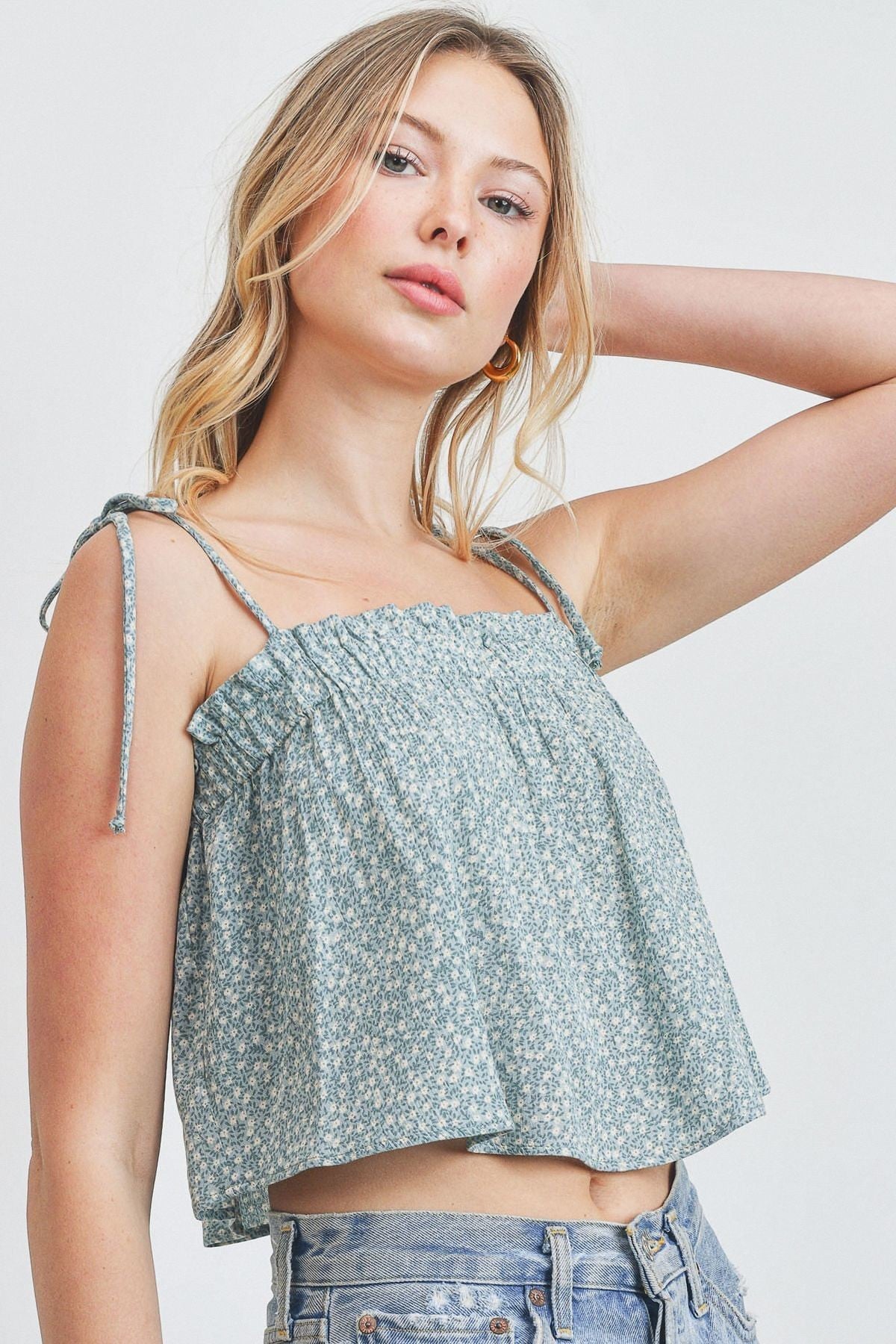 Top corto con tirantes y abertura elástica con estampado floral