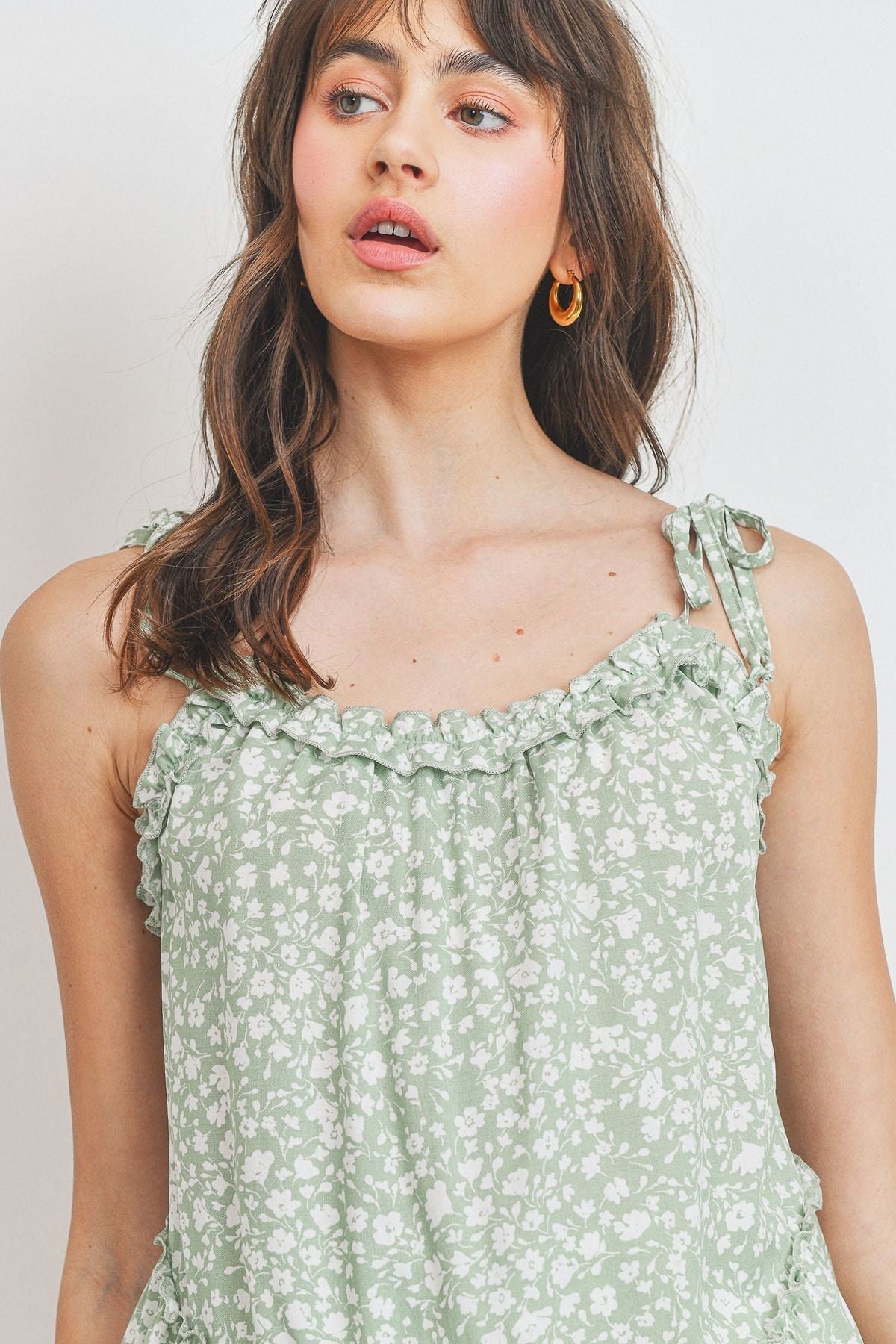 Top sin mangas con peplum fruncido y detalle de volantes