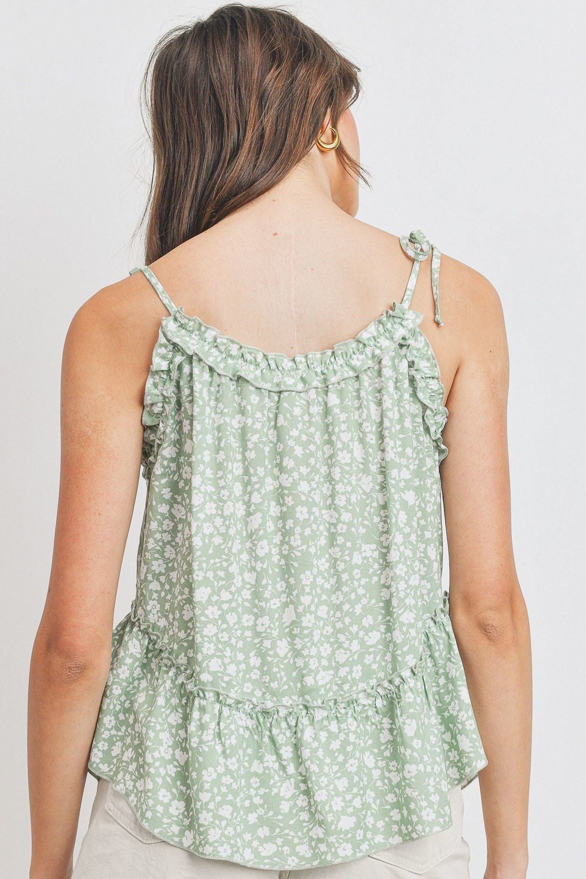 Top sin mangas con peplum fruncido y detalle de volantes